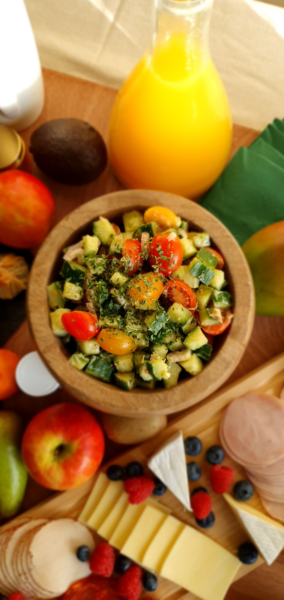 Salade fraîche de concombre et tomates cerises