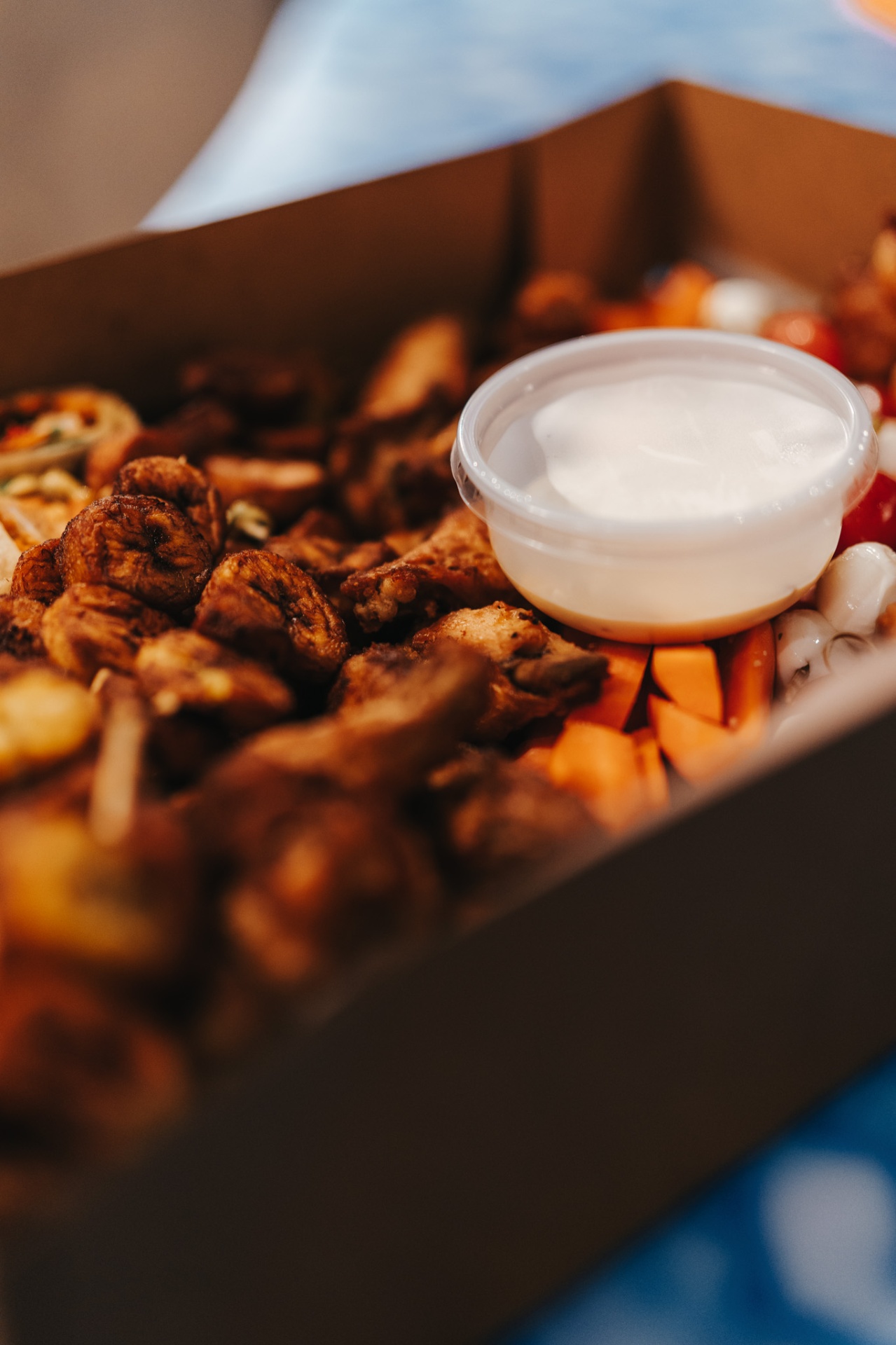 Brochettes de poulet mariné et sauce blanche
