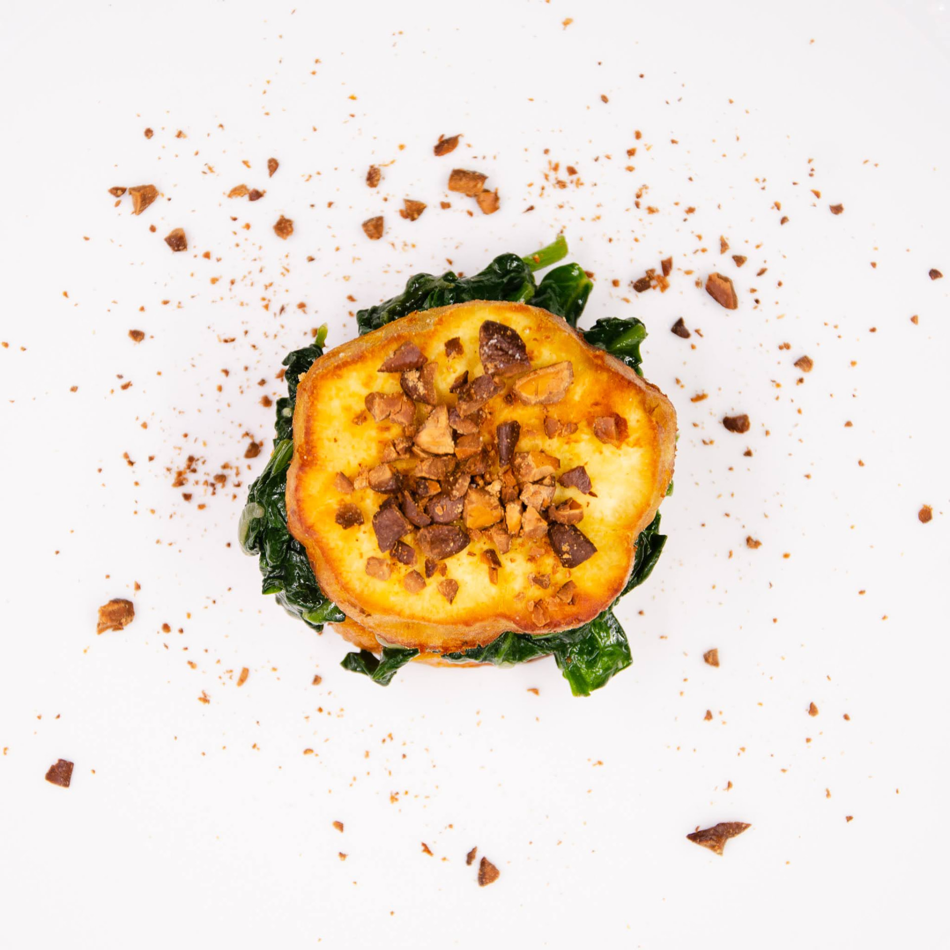 Chèvre chaud sur lit d'épinards et éclats de noix