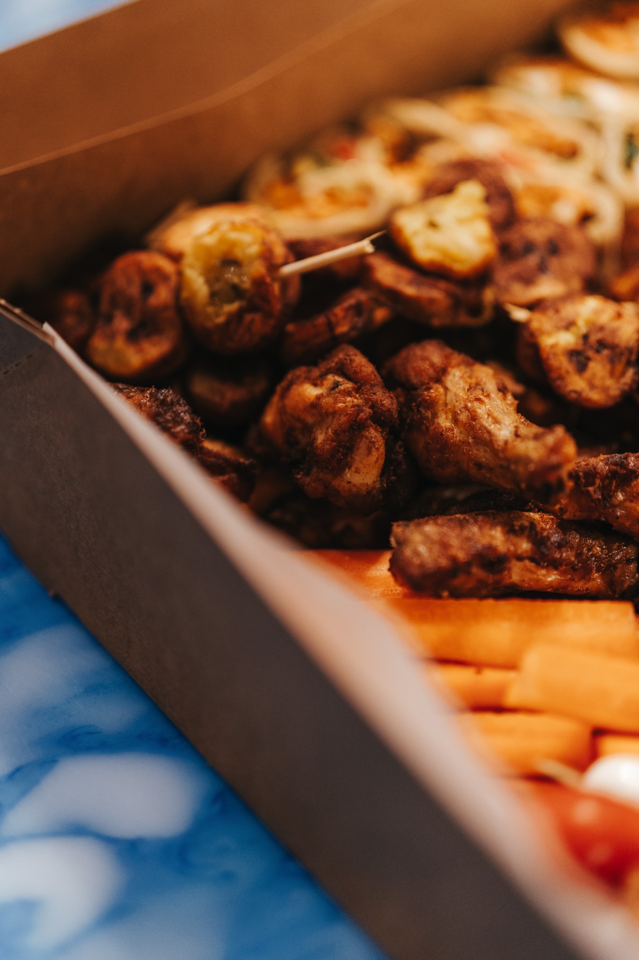 Ailes de poulet épicées et crudités