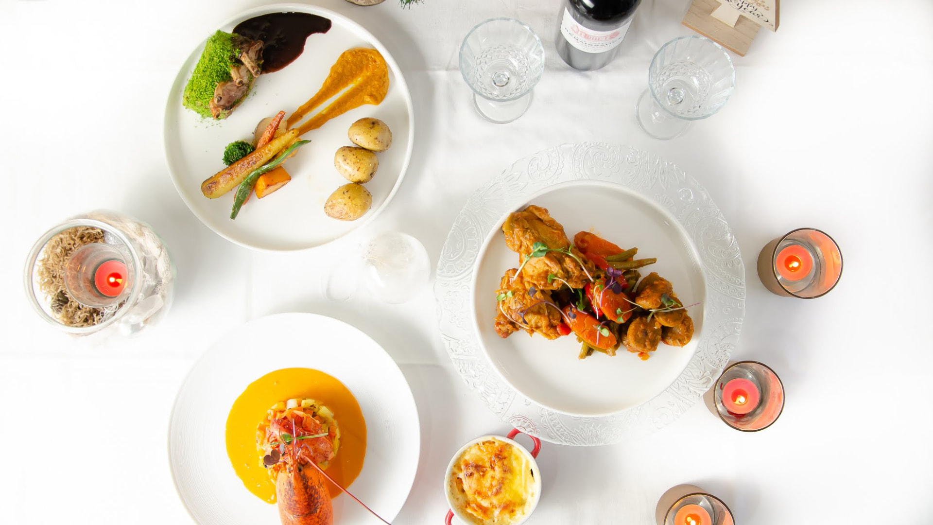 Table dressée avec entrée, plat et accompagnements