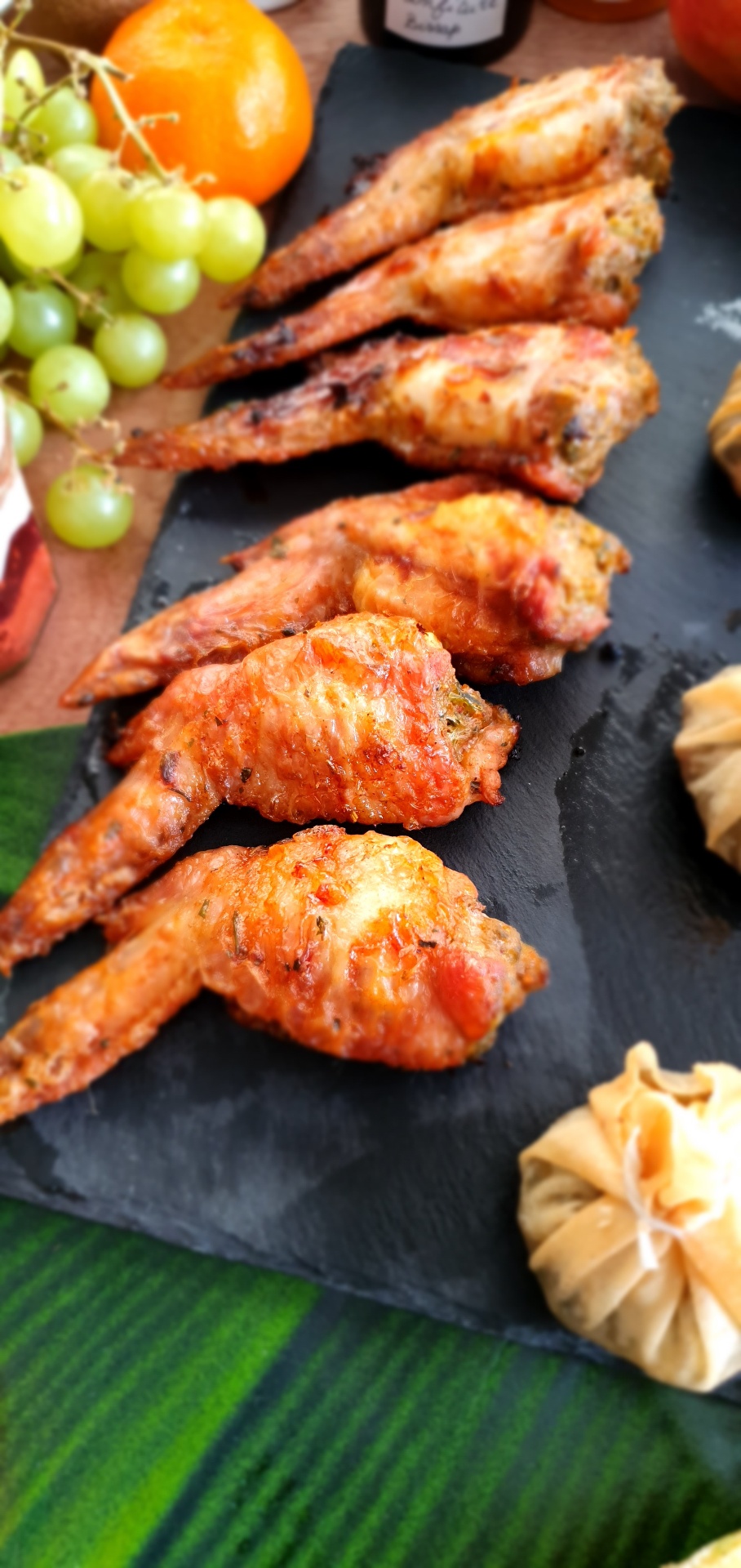 Ailes de poulet marinées sur ardoise
