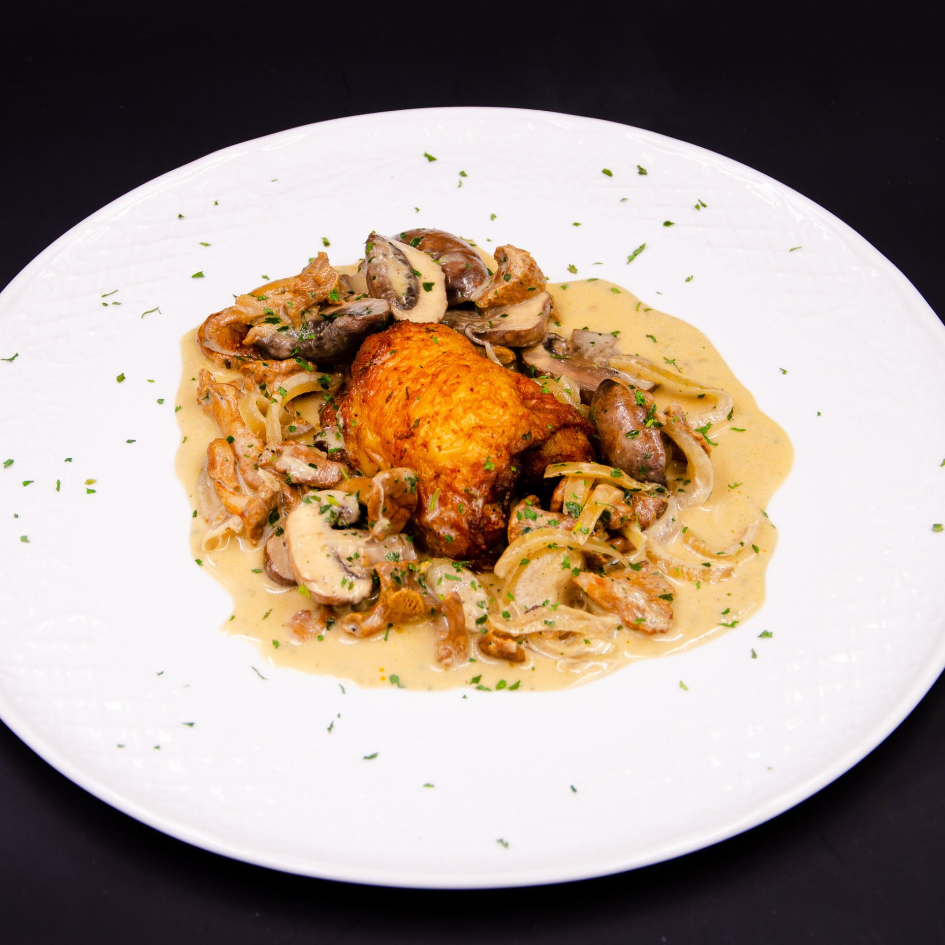 Volaille rôtie, sauce crémeuse aux champignons