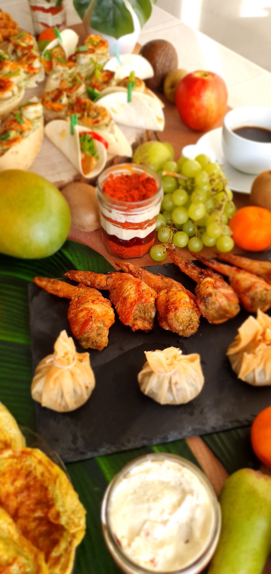Plateau de brunch avec wraps, ailes de poulet et verrines