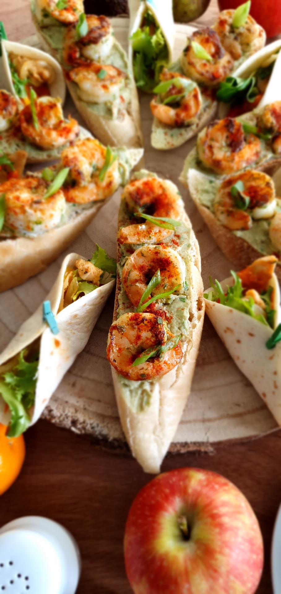 Tartines et wraps aux crevettes marinées