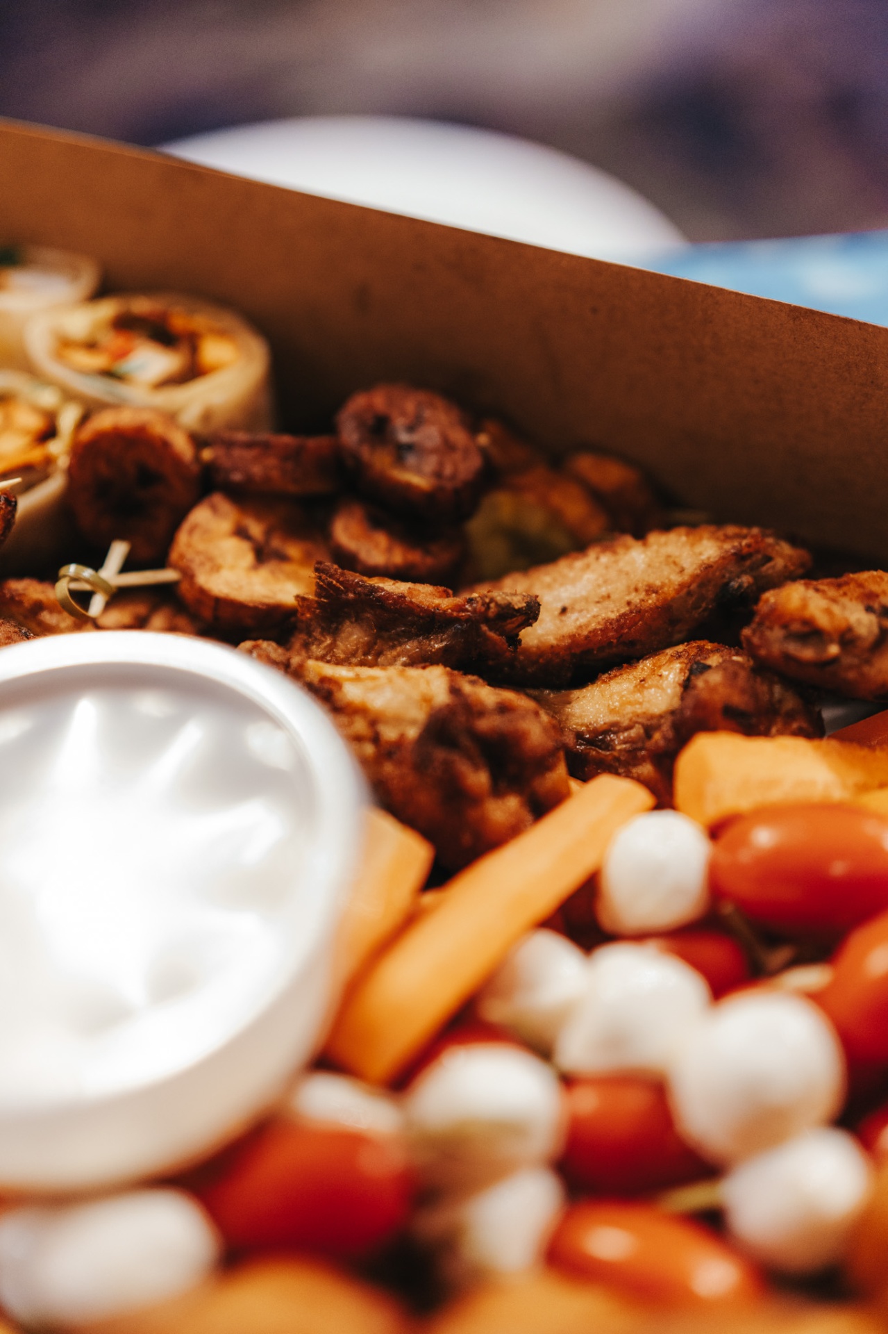 Assortiment de viandes grillées, légumes et dips