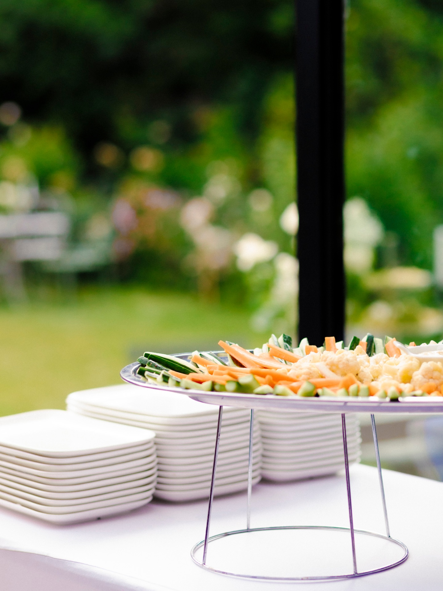 Plateau de crudités et assiettes en enfilade